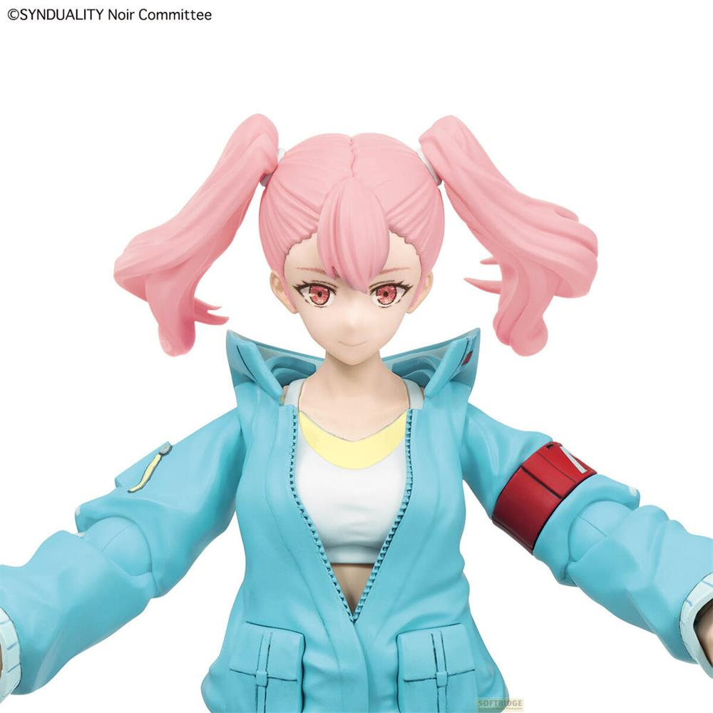 Une figurine d'anime aux cheveux roses en couettes porte une veste bleu clair.
