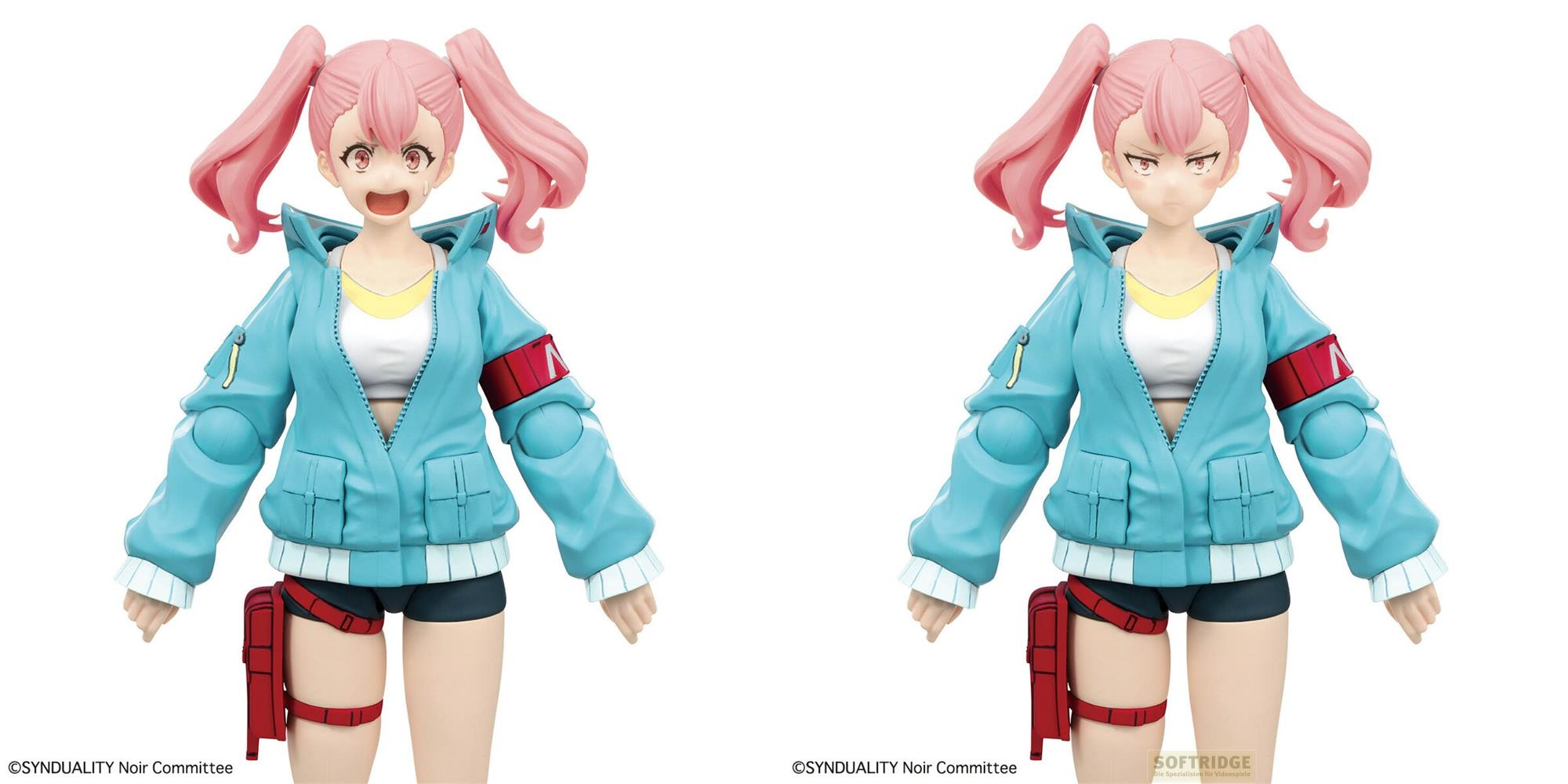 Deux figurines d'anime aux couettes roses, vestes bleues et brassards rouges.