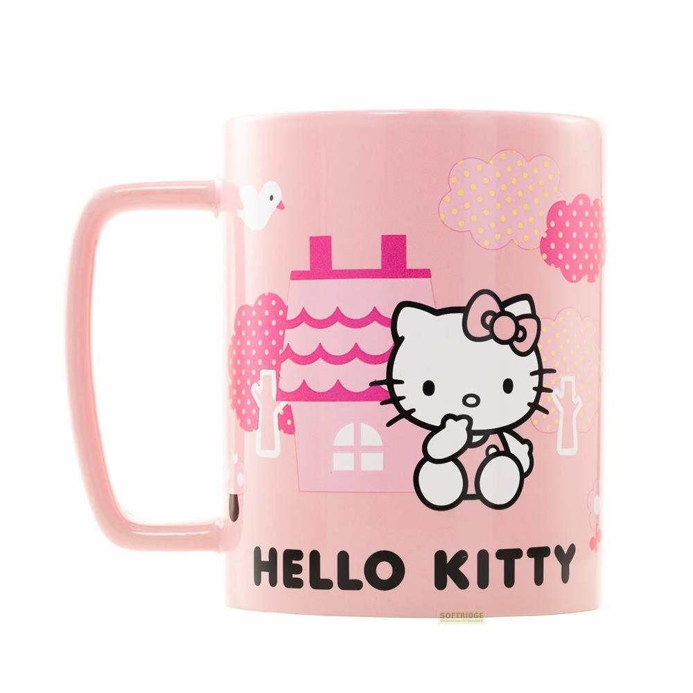 Una taza rosa de Hello Kitty con motivos de casa, árbol y nubes.