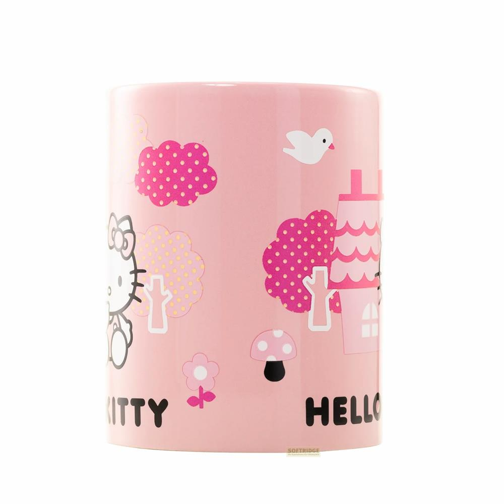 Una taza rosa con Hello Kitty, árboles, nubes y una seta.