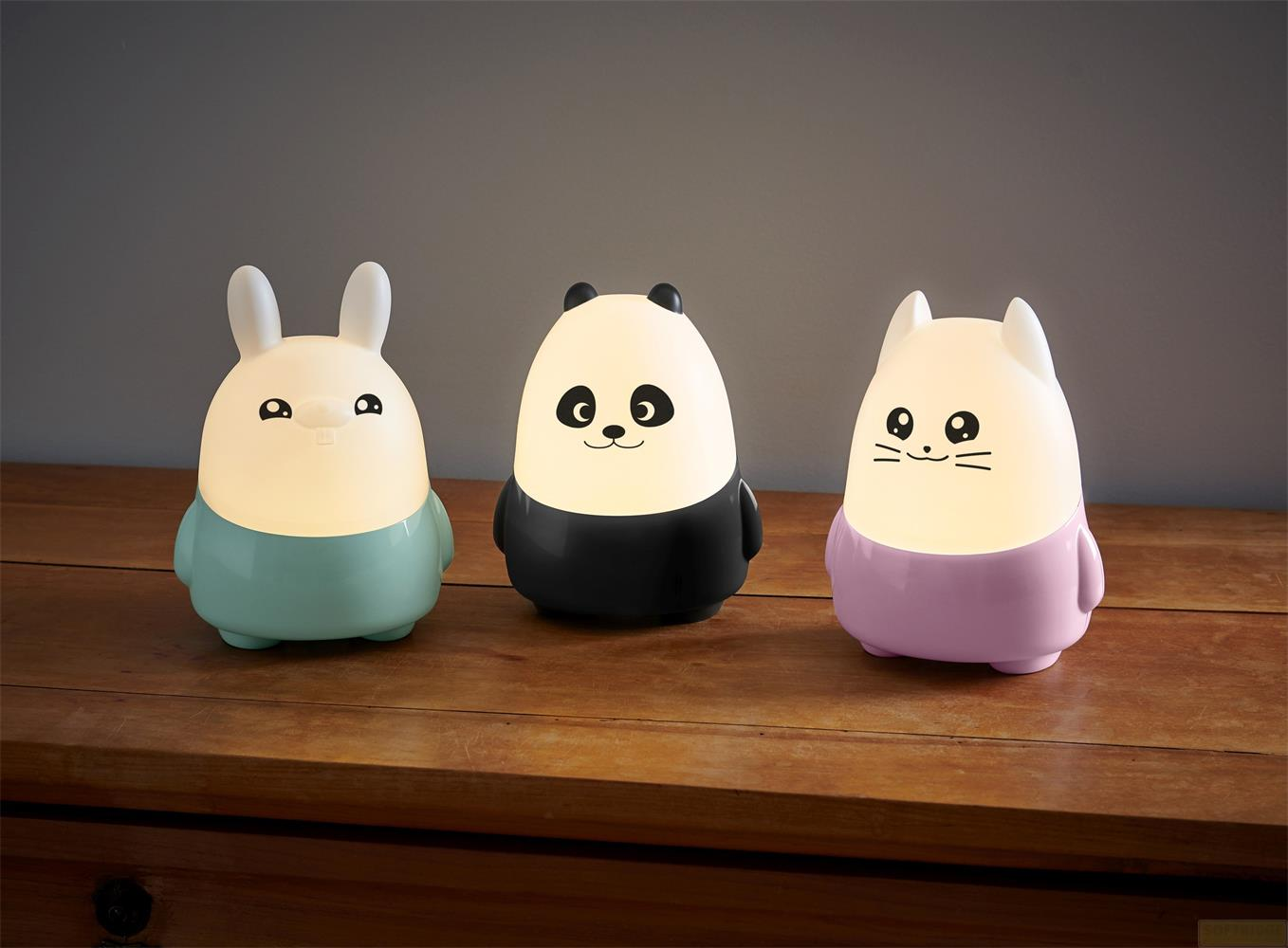 Trois veilleuses mignonnes en forme d'animaux : un lapin, un panda et un chat, sur bois.