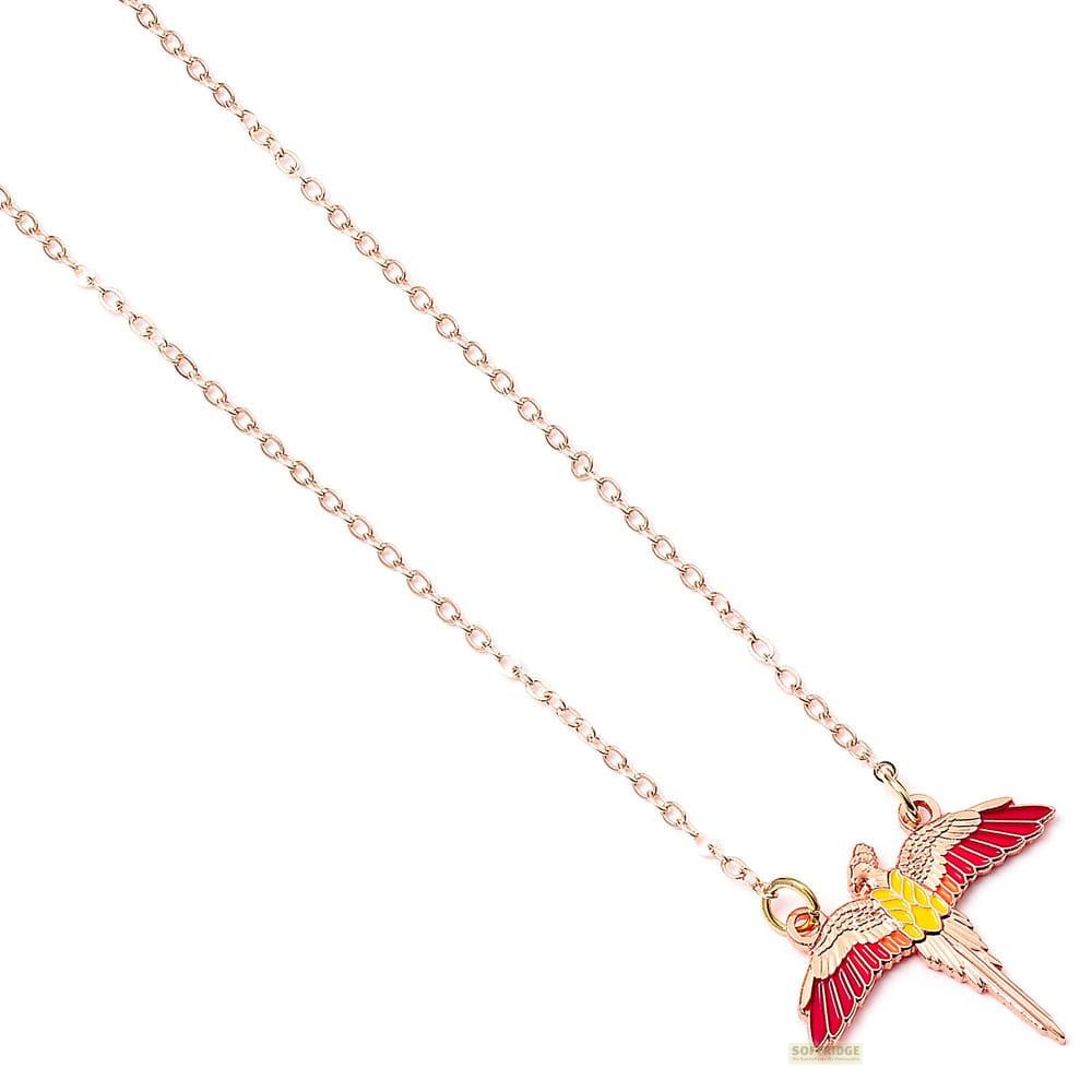 Un collar con un colgante de loro colorido en tonos rojos, amarillos y naranjas.