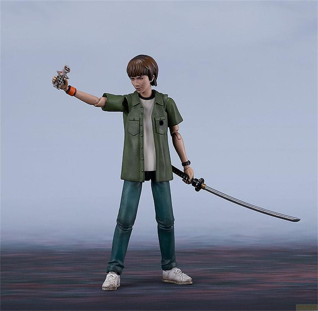 Eine Actionfigur eines Jungen mit Schwert und Waffe vor neutralem Hintergrund.