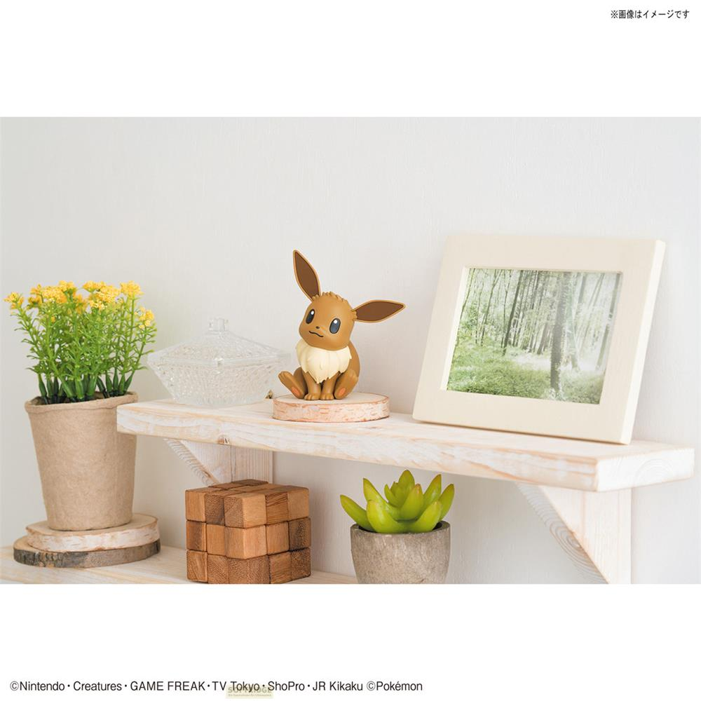 Une figurine Pokémon Evoli sur une étagère avec des plantes et un cadre.