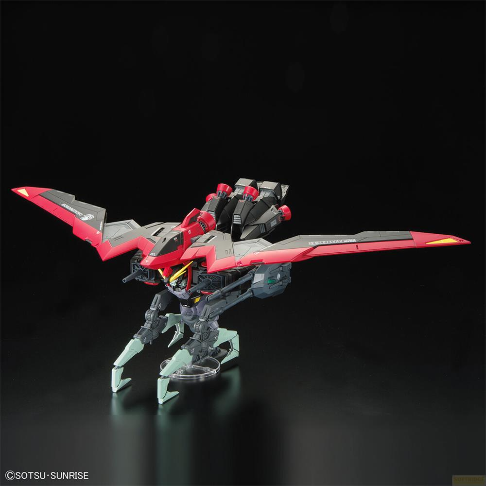 Un robot rouge et gris avec des ailes et de multiples propulseurs sur fond noir.