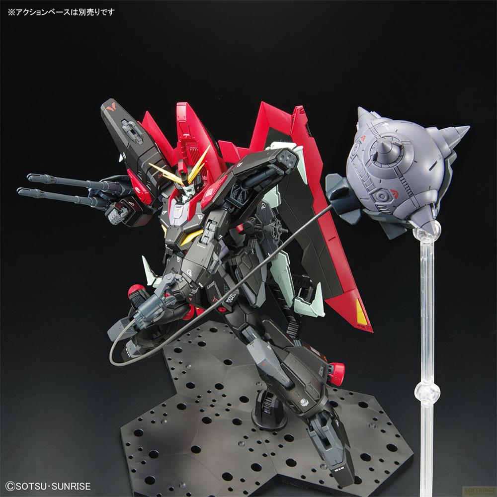 Un robot noir, rouge et gris avec des armes se tient sur une plateforme.