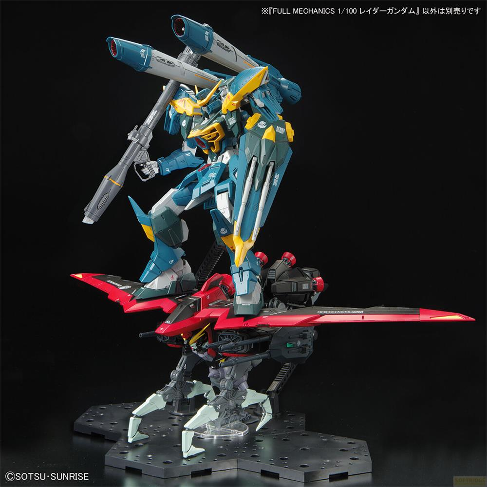 Un robot Gundam bleu et jaune sur un véhicule volant rouge et gris sur un présentoir.