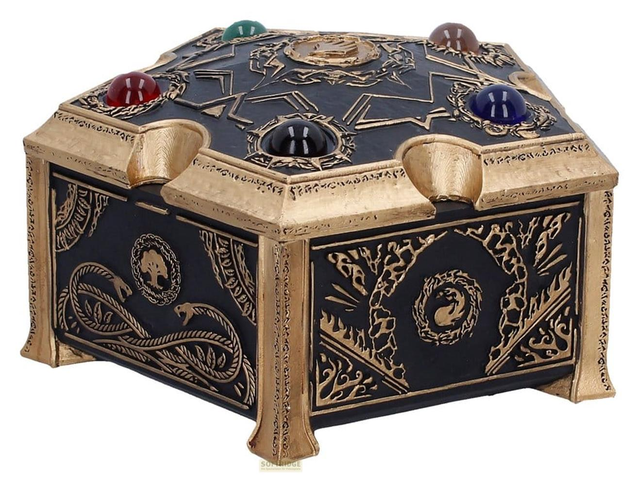 Schwarze Truhe mit goldenen Verzierungen und bunten Edelsteinen.