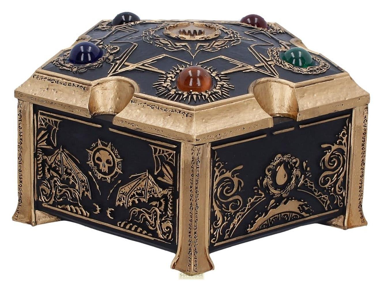Ein schwarzer, achteckiger Kasten mit goldenen Verzierungen und Edelsteinen auf dem Deckel.