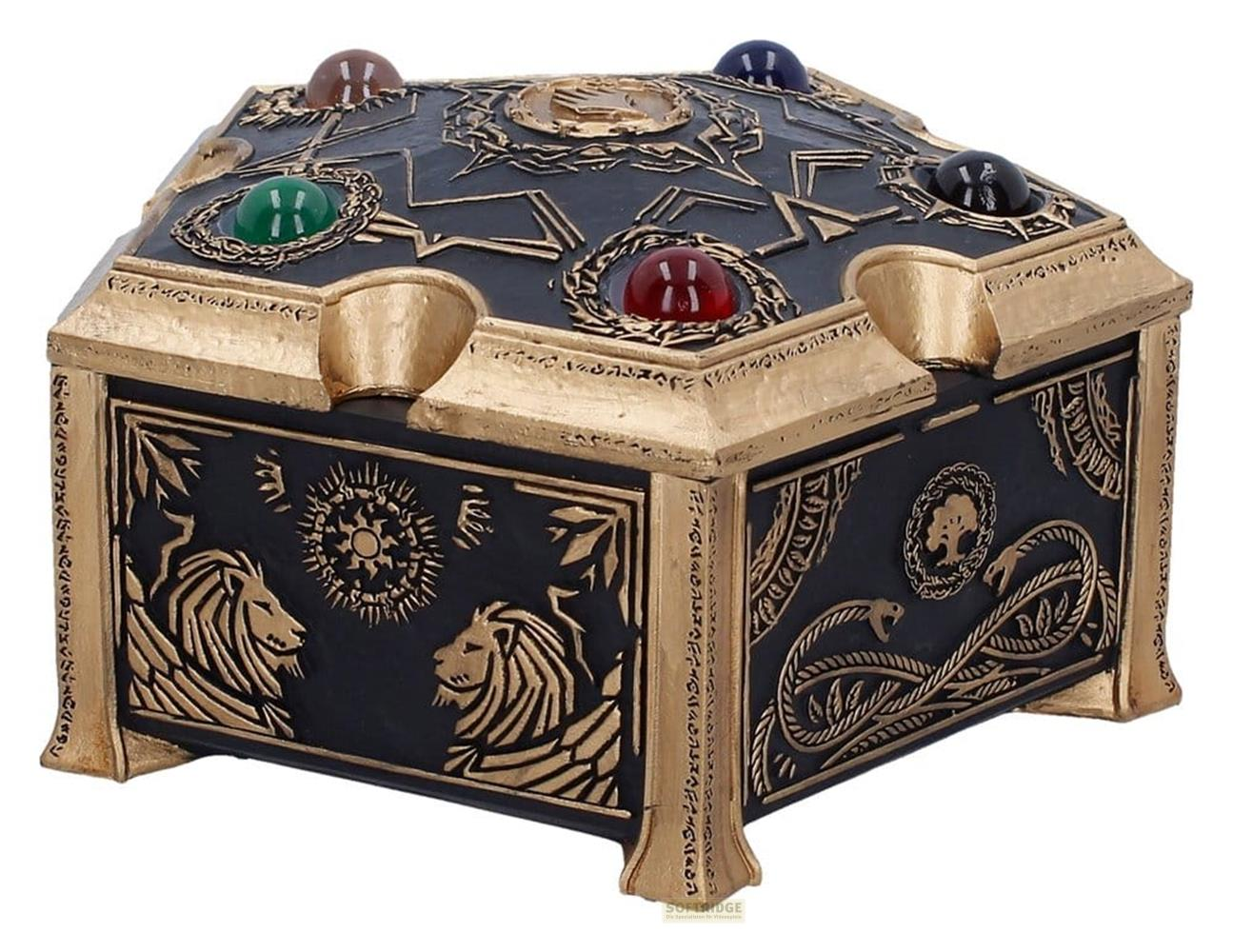 Eine schwarze Schatulle mit goldenen Verzierungen, Löwen und Edelsteinen.