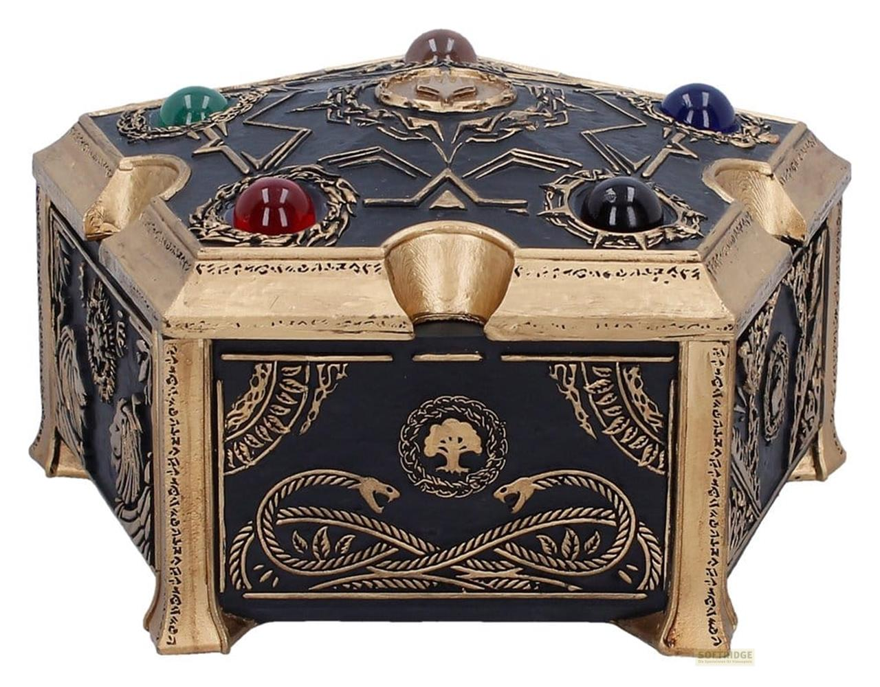 Schwarze und goldene Schatulle mit Edelsteinen: rot, grün, blau, lila, schwarz.