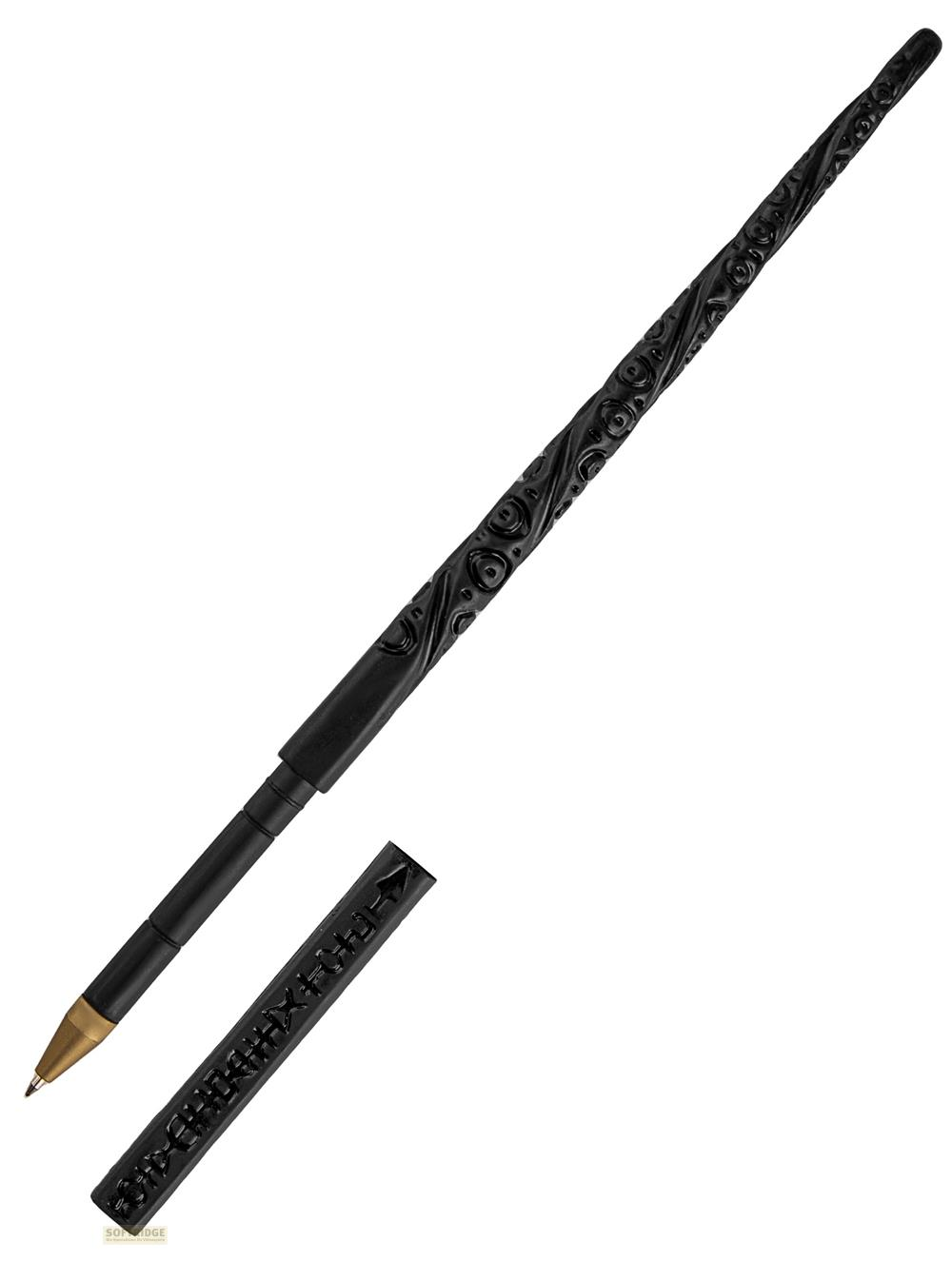 Ein schwarzer Stift mit verzierten Mustern und einer goldenen Spitze, daneben die Kappe.