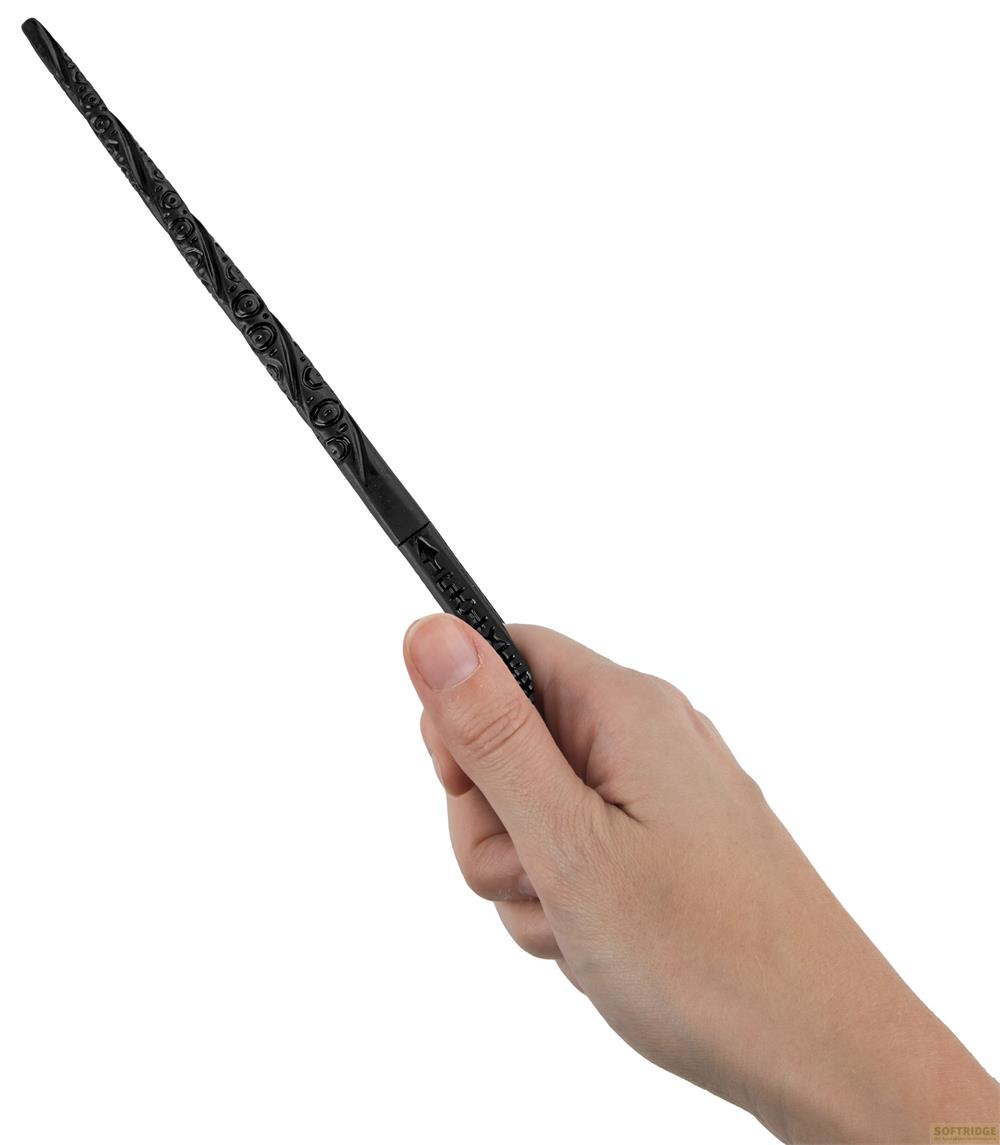 Eine Hand hält einen schwarzen Zauberstab mit detaillierten Mustern.