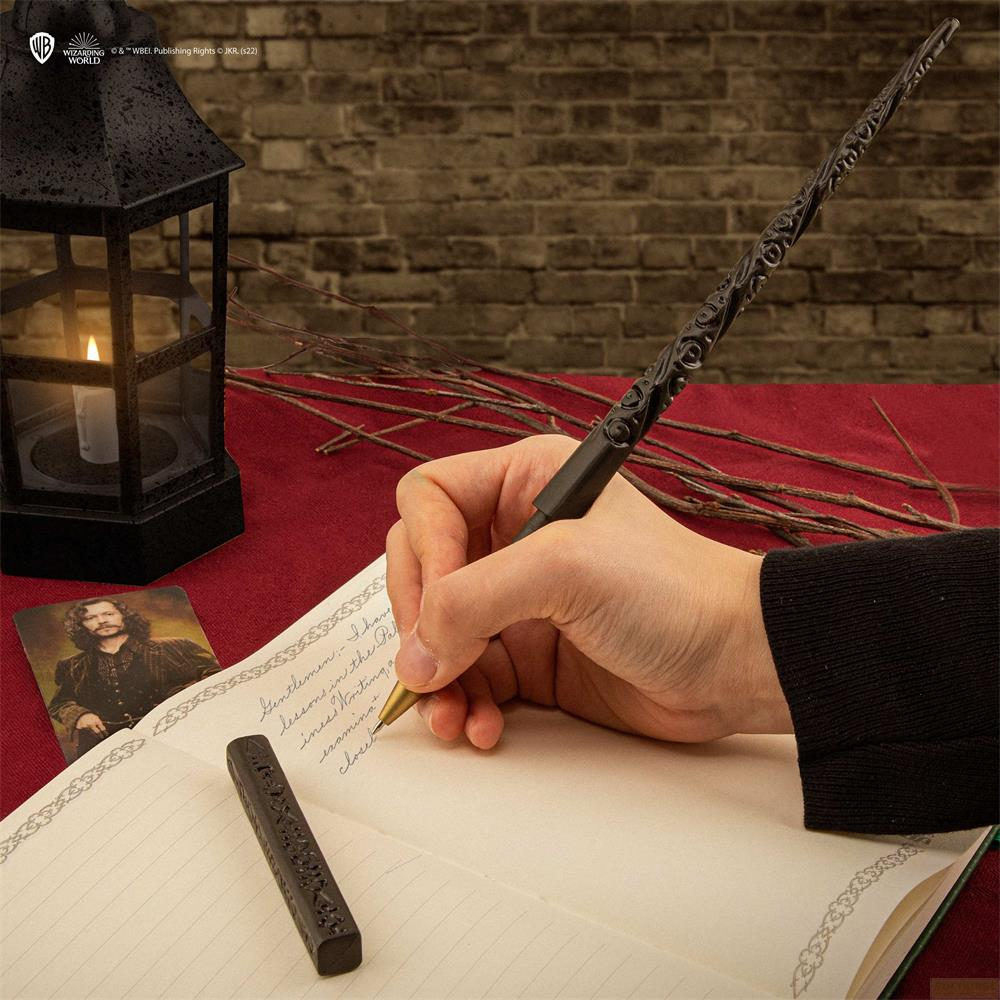 Eine Hand schreibt in ein Notizbuch, neben einer Laterne und einem Bild von Sirius Black.