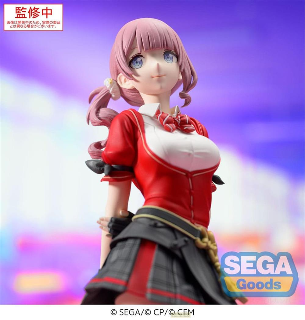 Eine Anime-Figur in rotem Kleid mit rosa Haaren und blauen Augen steht vor einem violetten Hintergrund.