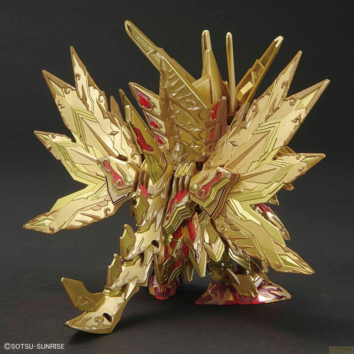 Figurine dorée ailée avec des accents rouges sur fond sombre.