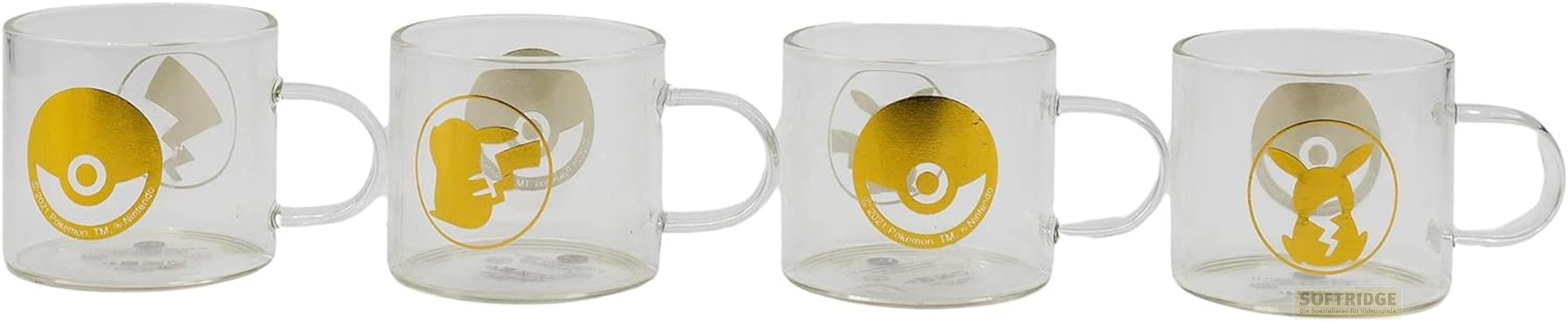 Vier Glasbecher mit goldenen Pokémon-Motiven und Griffen.