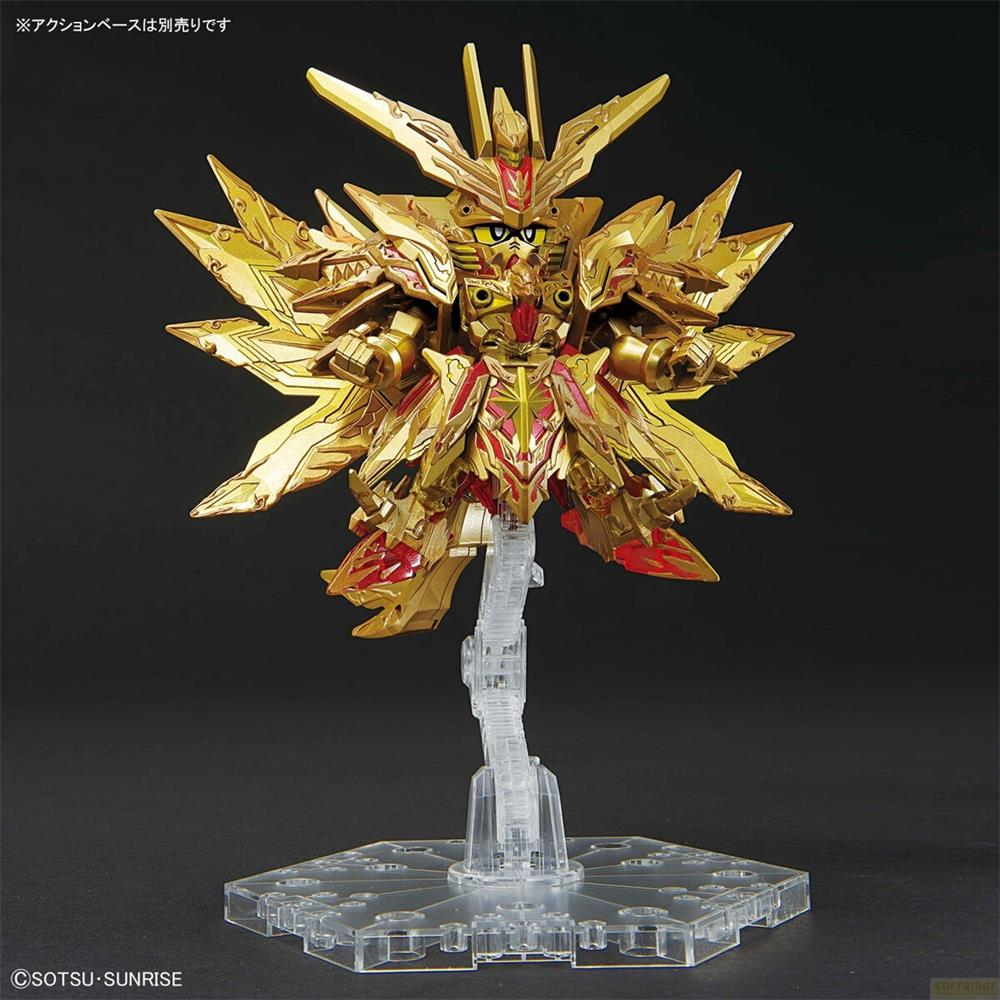 Figurine dorée avec des accents rouges sur un support transparent.