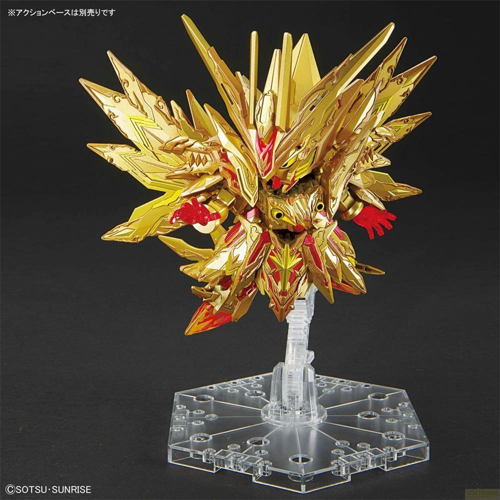 Figurine dorée avec accents rouges sur un support transparent. Fond sombre.