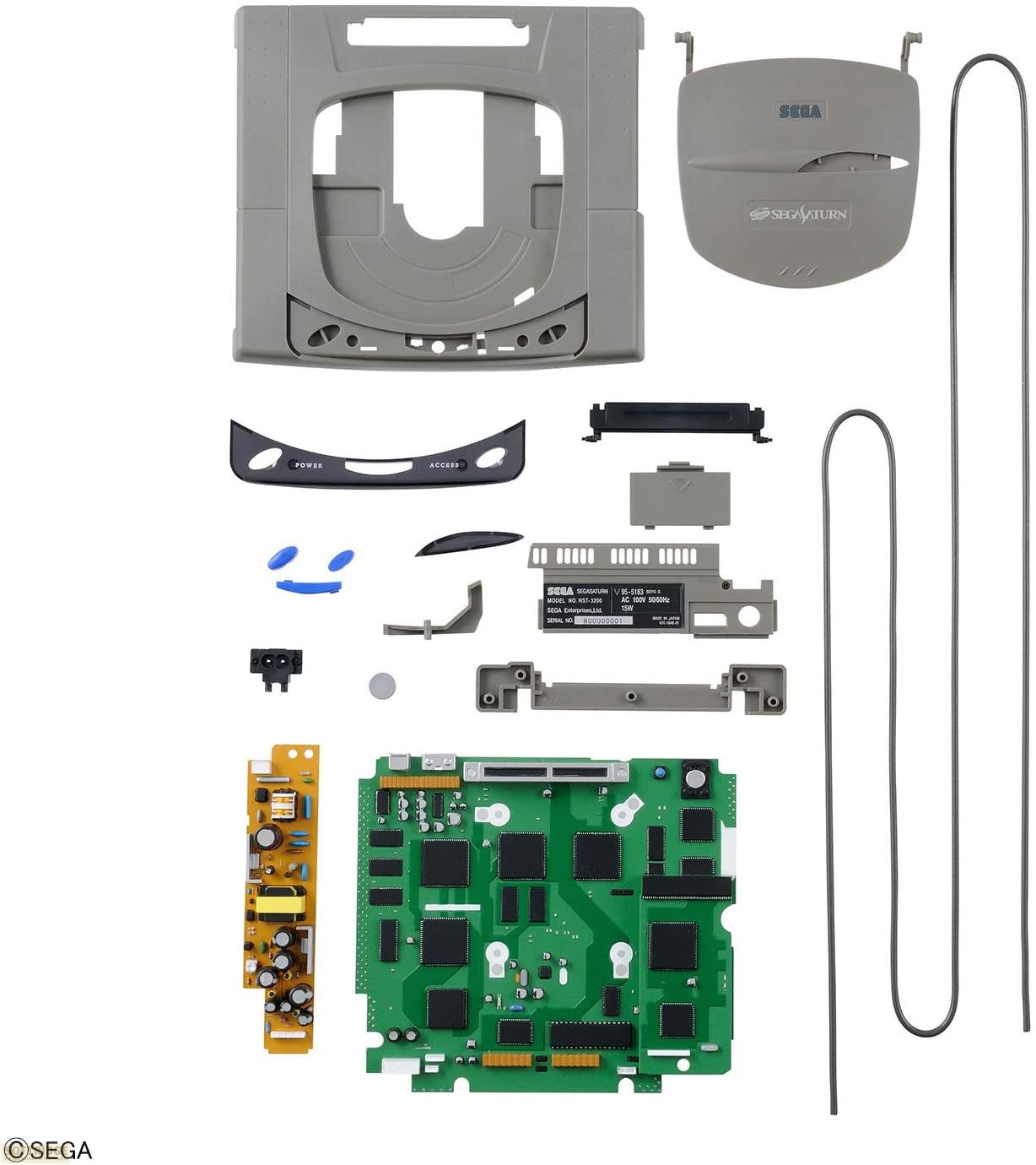 Einzelteile eines Sega Saturn-Konsolen-Reparaturkits auf weißem Hintergrund.