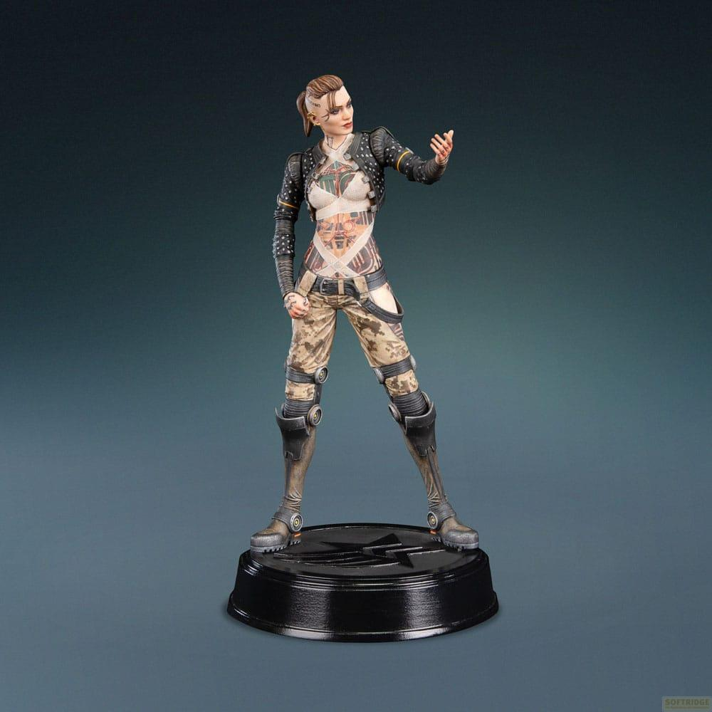 Figura de mujer tatuada con atuendo militar sobre base negra.