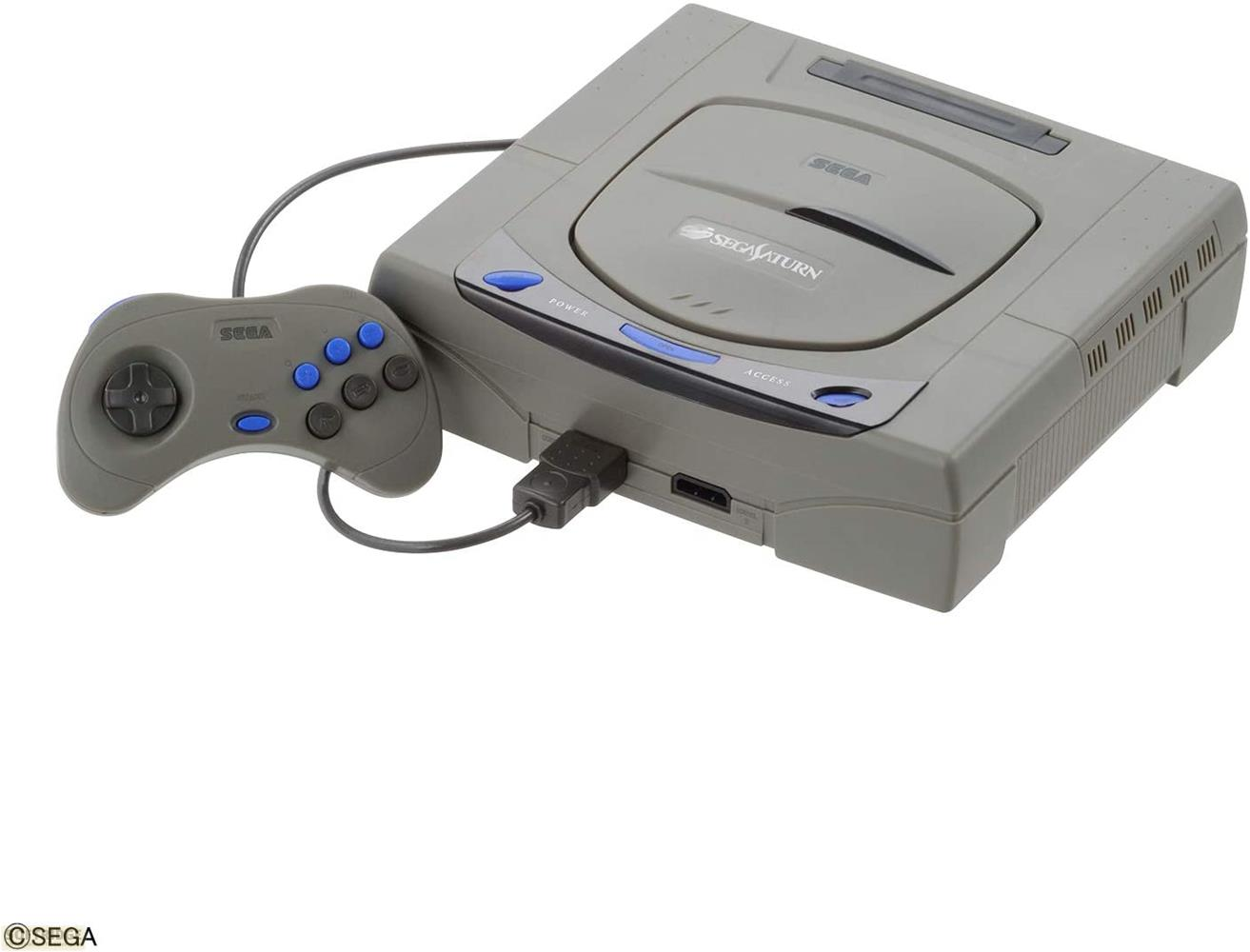Graue Sega Saturn Konsole mit Controller auf weißem Hintergrund.