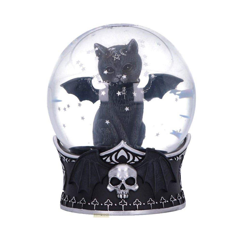 Schwarze Katze mit Fledermausflügeln in einer Schneekugel auf einem Totenkopf-Sockel.