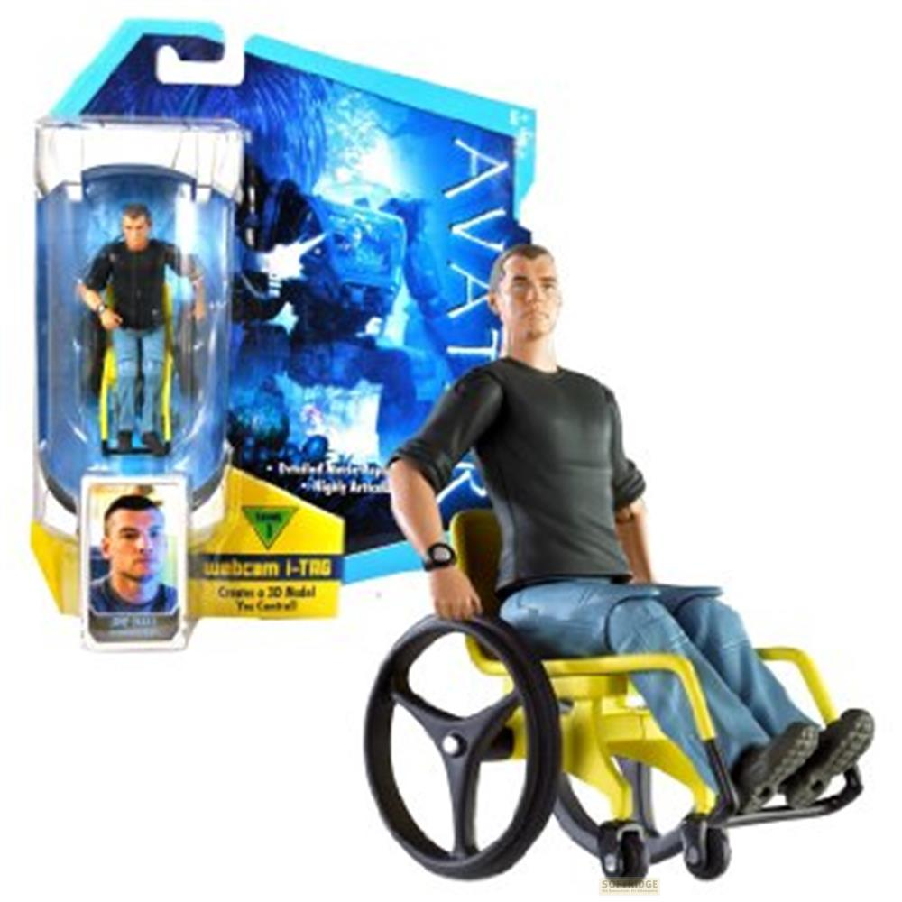 Action figure di Avatar su sedia a rotelle, con confezione e immagine più piccola davanti.