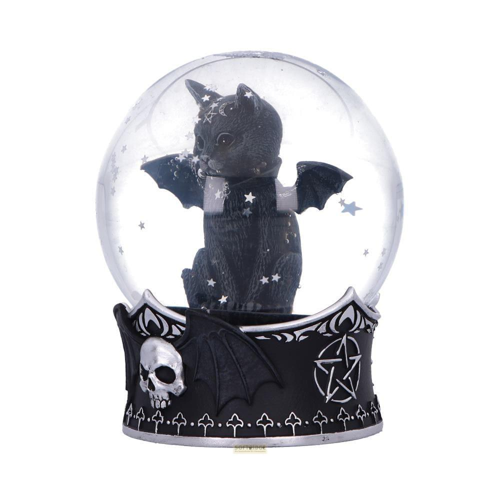Schwarze Katze mit Fledermausflügeln in einer Glaskugel auf einem schwarzen Sockel mit Totenkopf.