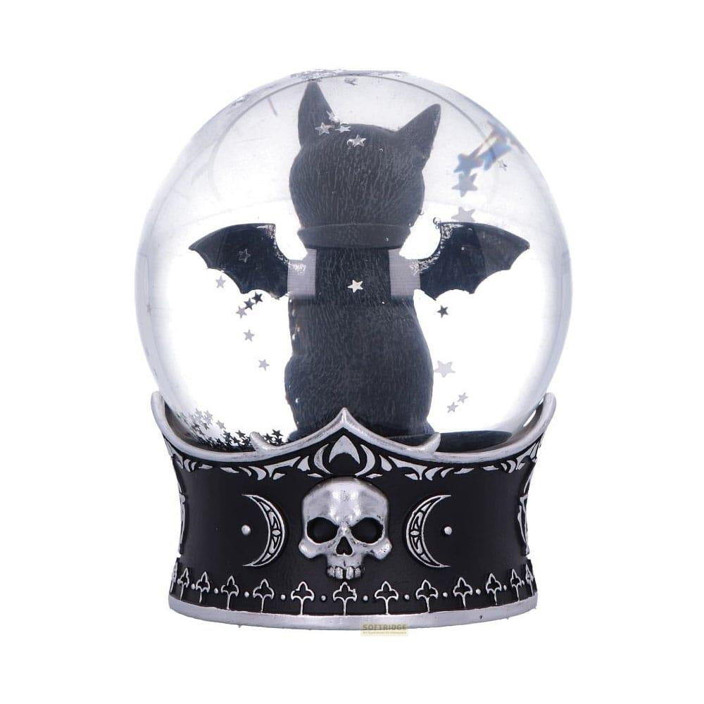 Schwarze Katze mit Fledermausflügeln in einer Schneekugel mit Sternen und Totenkopf-Sockel.