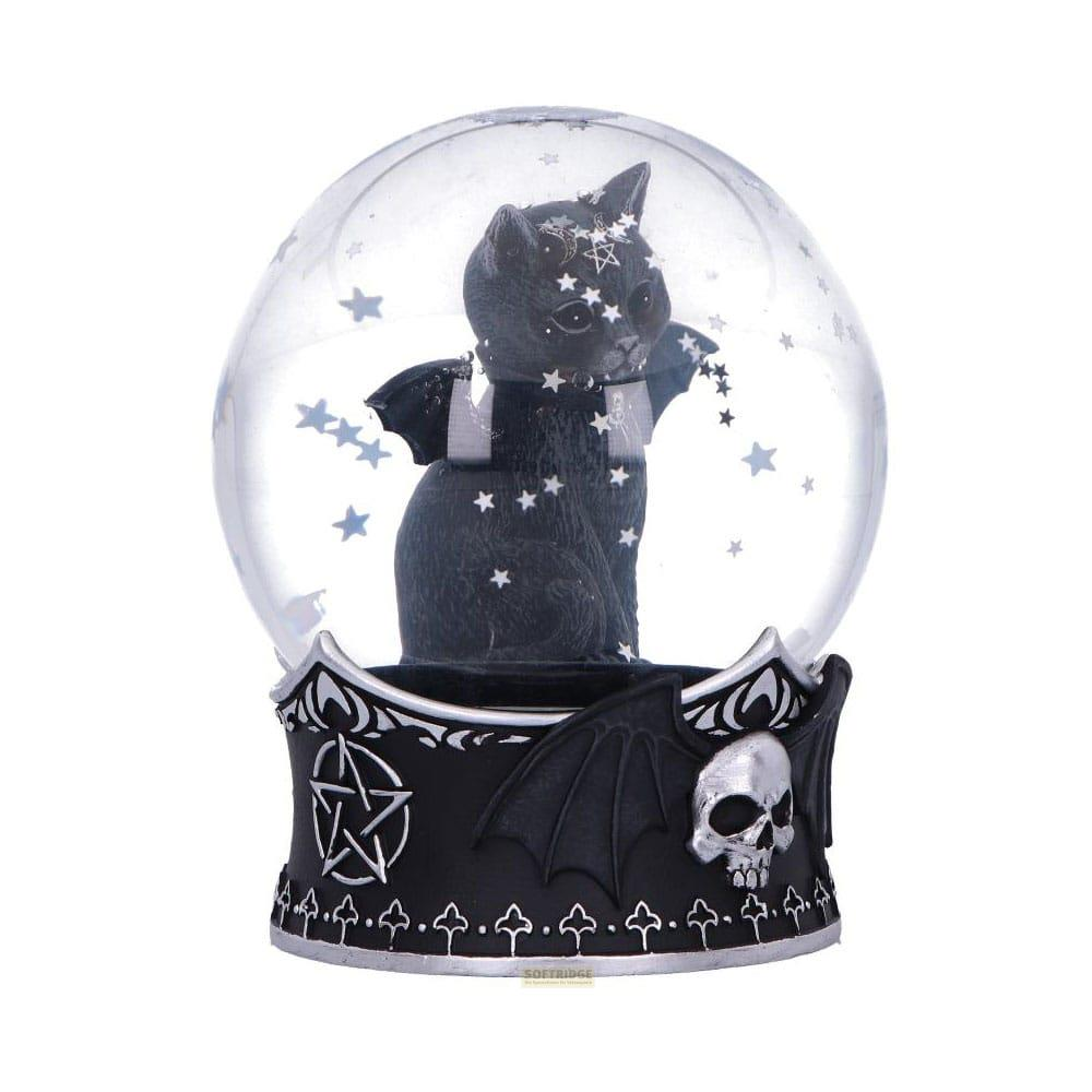 Schwarze Katze mit Flügeln in einer Glaskugel mit Sternen auf schwarzem Sockel.