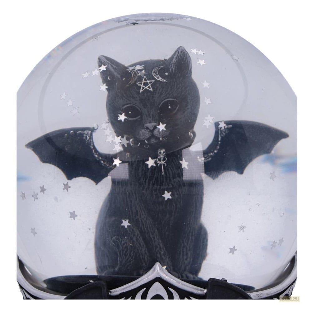 Schwarze Katze mit Fledermausflügeln, im Schneeball mit Sternen.
