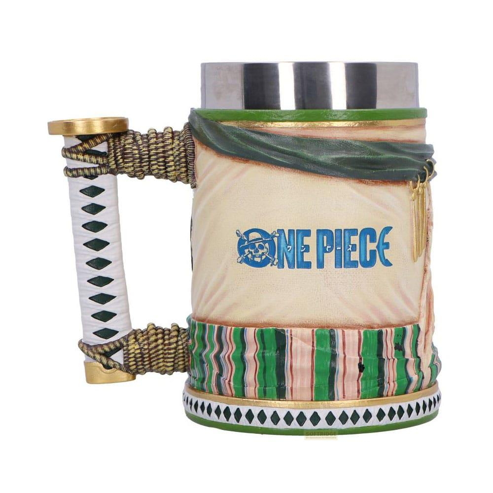 Taza beige con asa de empuñadura de espada, logo "One Piece" y base.
