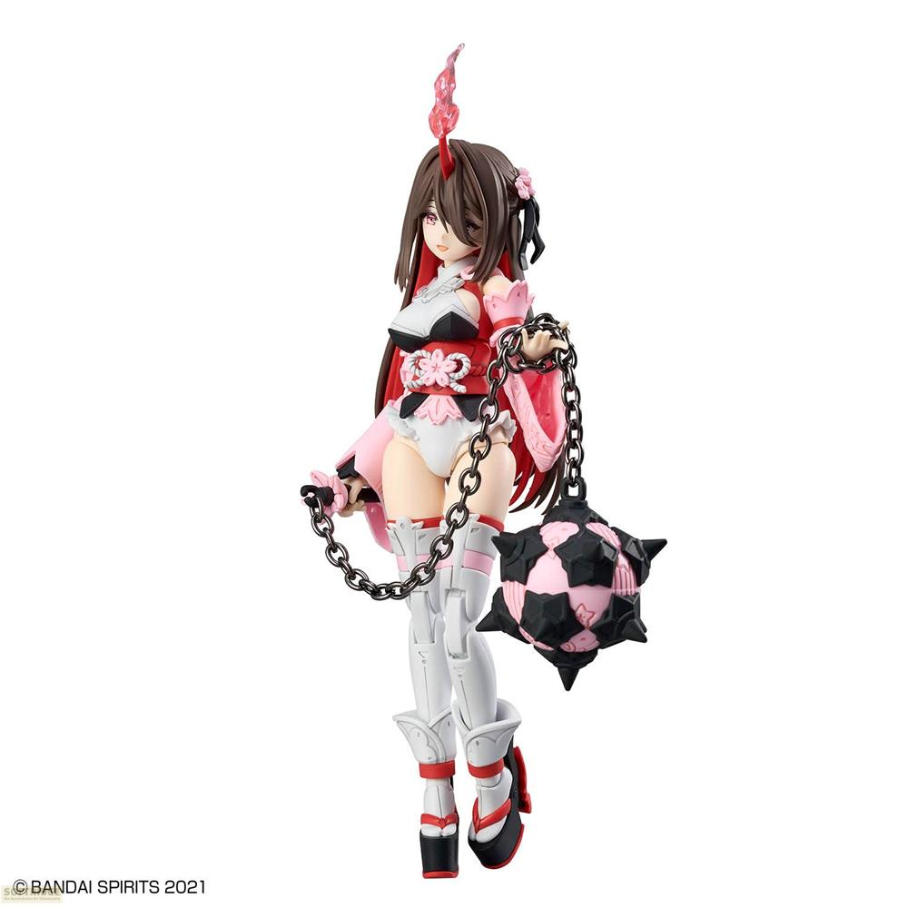 Une figurine en tenue rouge et blanche tenant une chaîne avec une boule à pointes.