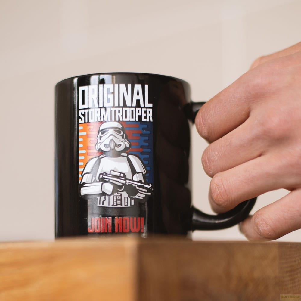 Taza negra con gráfico de Stormtrooper y texto 'ORIGINAL STORMTROOPER JOIN NOW!'