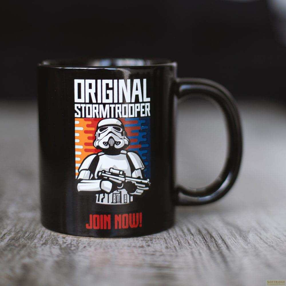 Taza negra con gráfico de Stormtrooper y texto "Join Now!".