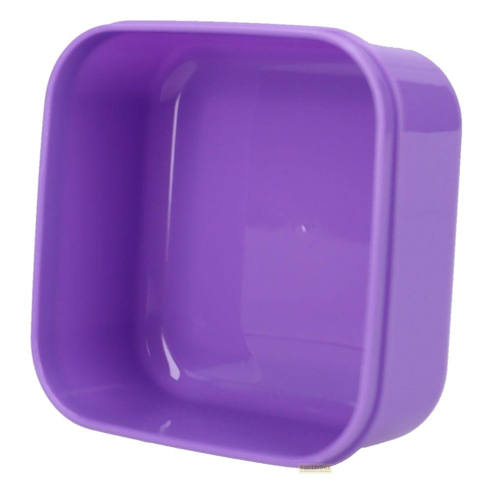 Un recipiente de almacenamiento cuadrado de plástico morado vacío.