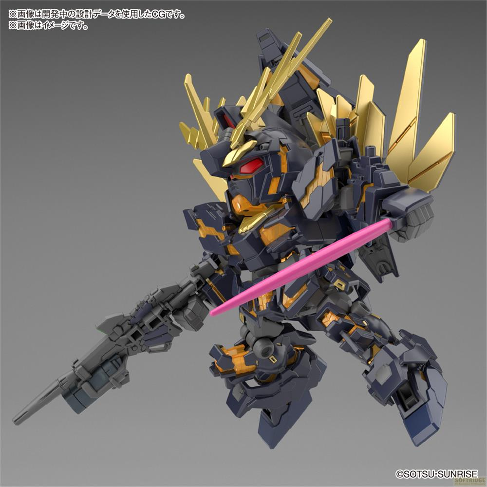 Un robot sombre aux accents dorés tenant un sabre laser rose.