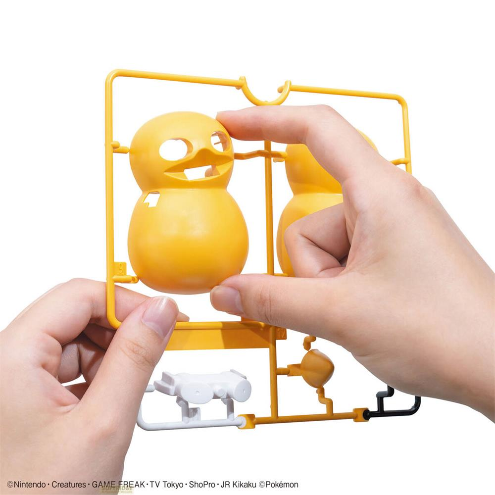 Pièces en plastique jaunes d'un kit de modèle de canard tenues par des mains.