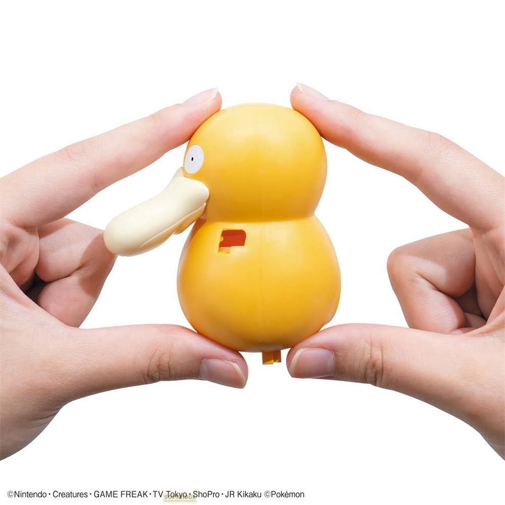 Jouet Pokémon jaune avec bec tenu par des mains.