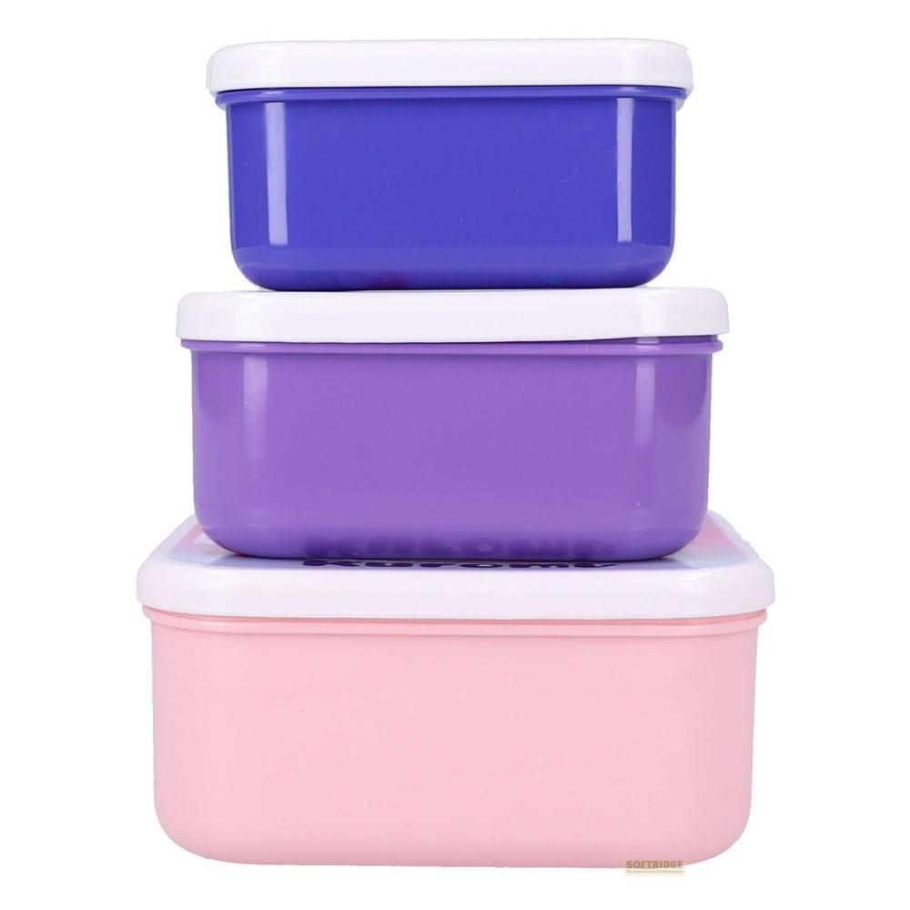 Tres recipientes apilables: azul, morado y rosa, con tapas blancas.