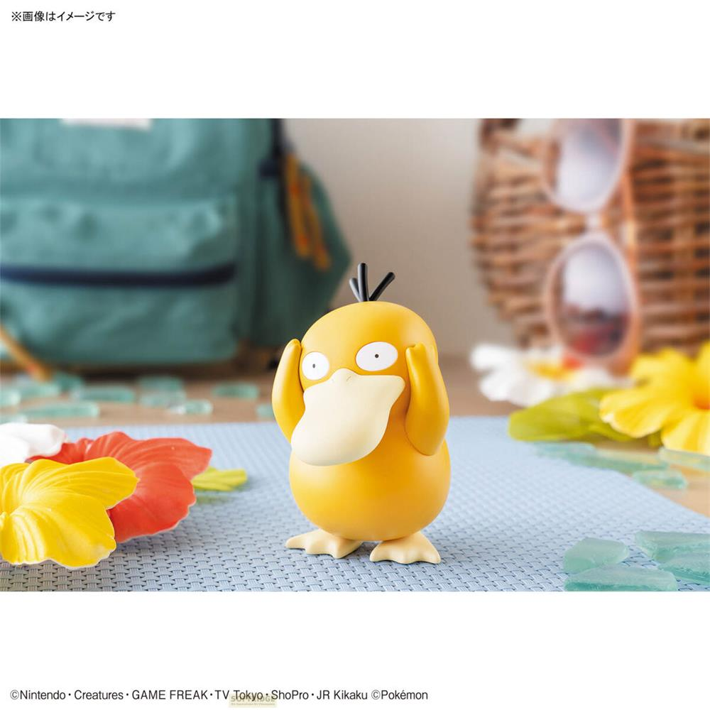Une figurine jaune de Pokémon, mains sur les oreilles, devant des fleurs.