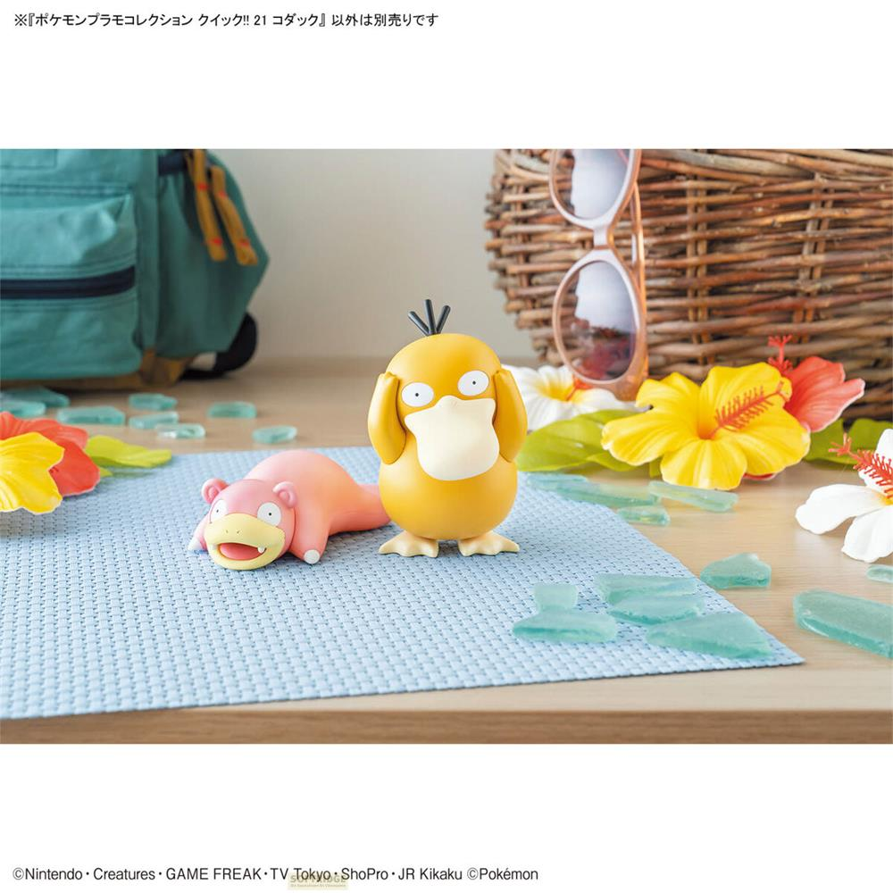 Une figurine jaune de Pokémon canard à côté d'un serpent rose, de fleurs et de morceaux de verre.