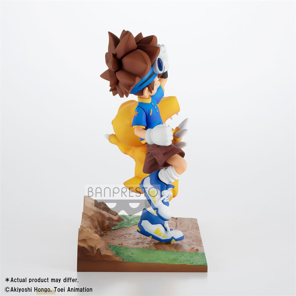 Figurine d'un garçon aux cheveux bruns et d'un dinosaure jaune sur une base paysagée.
