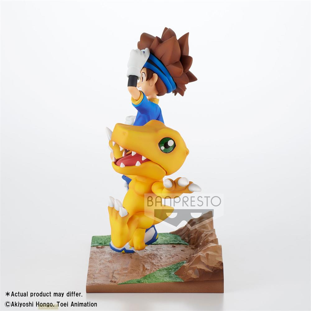 Figurine d'un garçon en chemise bleue et d'un Digimon jaune sur une base rocheuse.