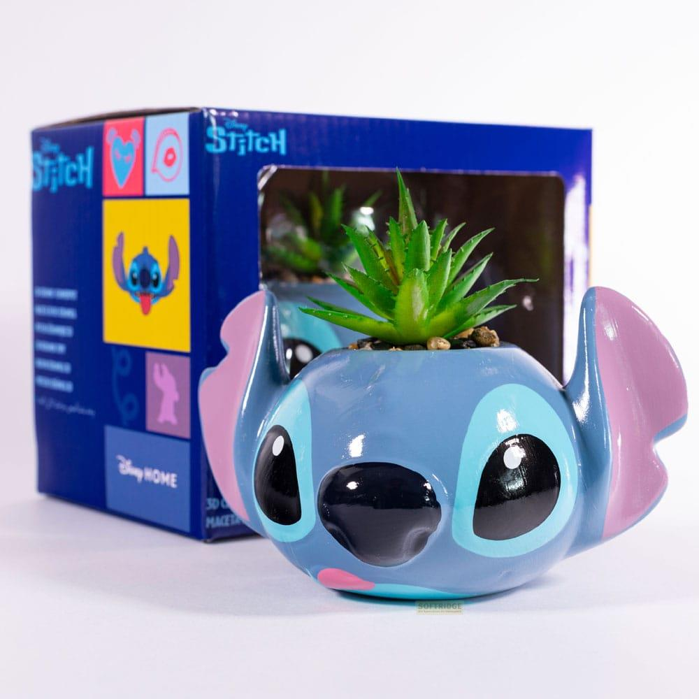 Una maceta azul de Stitch con una suculenta, junto a su caja.