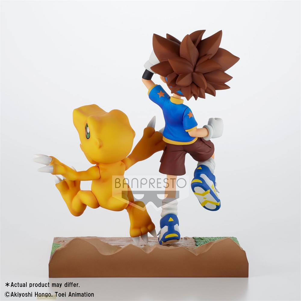 Une figurine d'Agumon et Tai Kamiya de Digimon, sur une base marron.