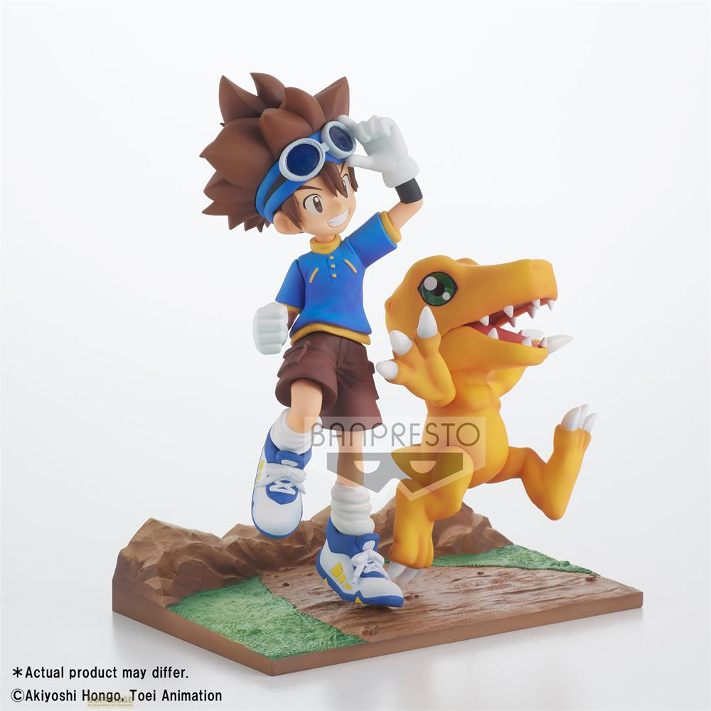 Un garçon avec des lunettes bleues et un dinosaure jaune sur une base rocheuse.