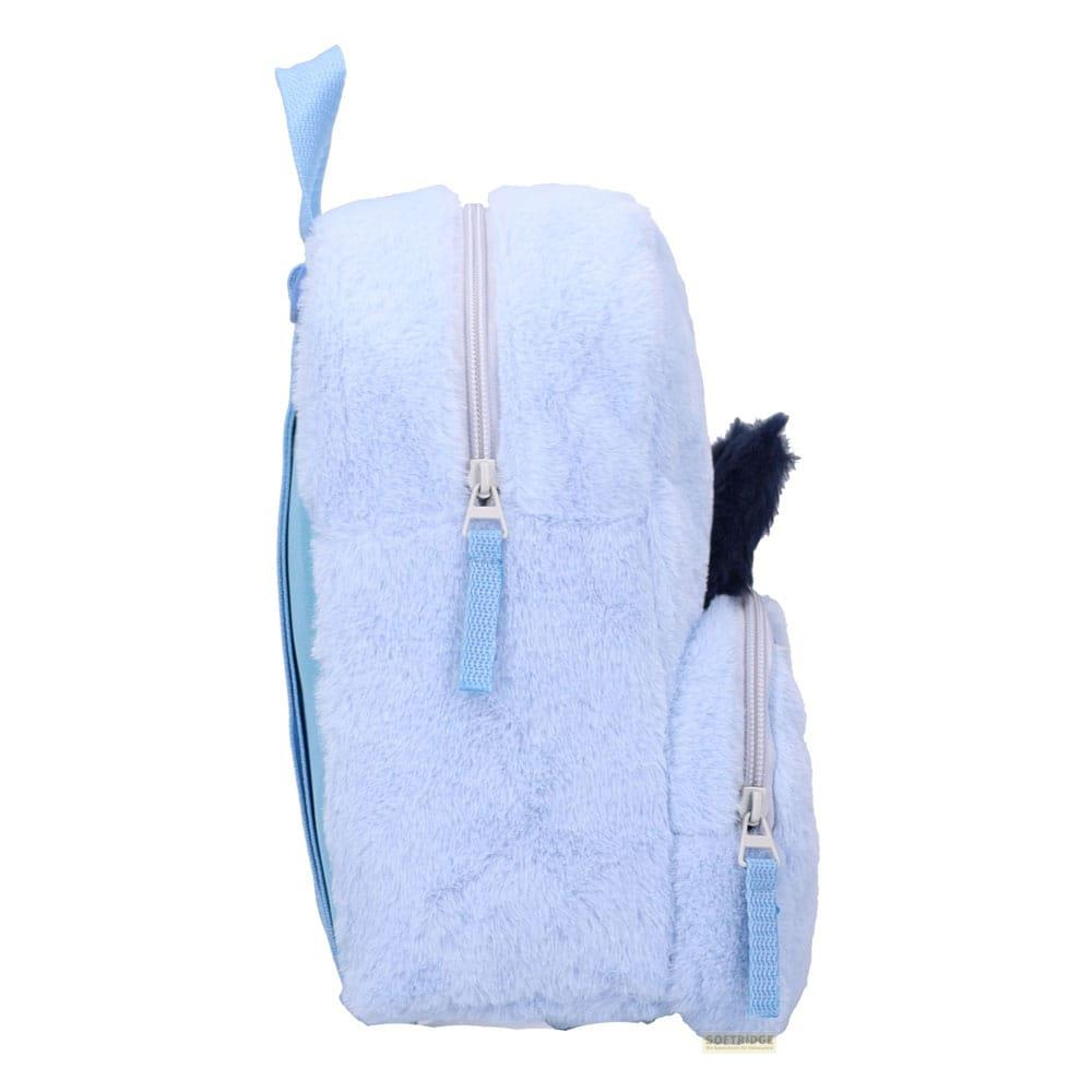 Una mochila de felpa azul claro con cremalleras y correas.