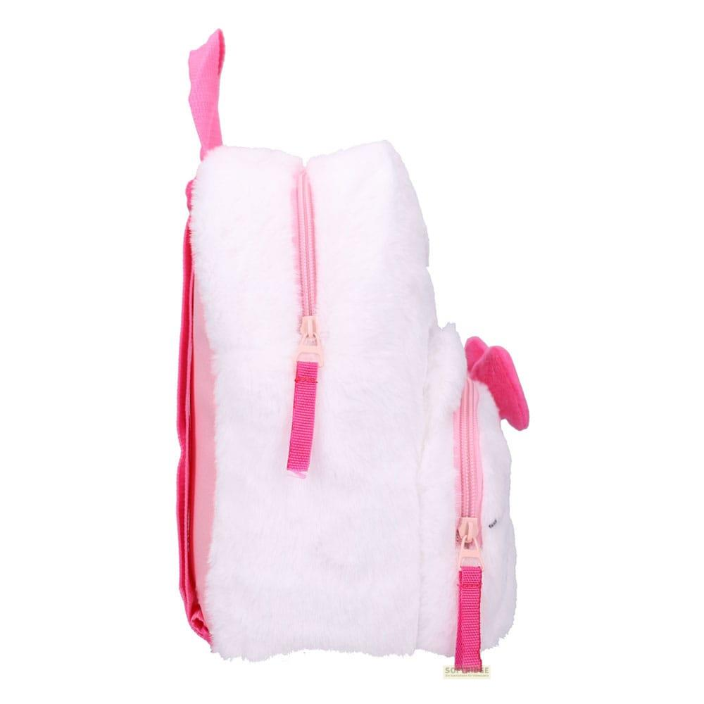 Una mochila blanca y esponjosa con cremalleras y tiras rosas.